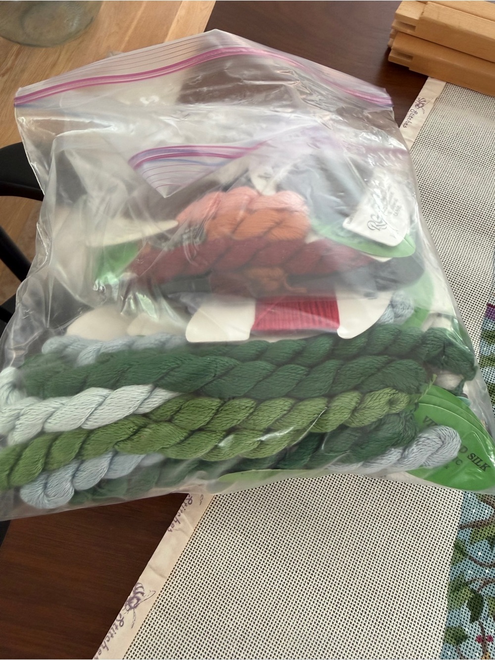 Needlepoint XL stocking- threads, guide and frame - Picture 5 of 6